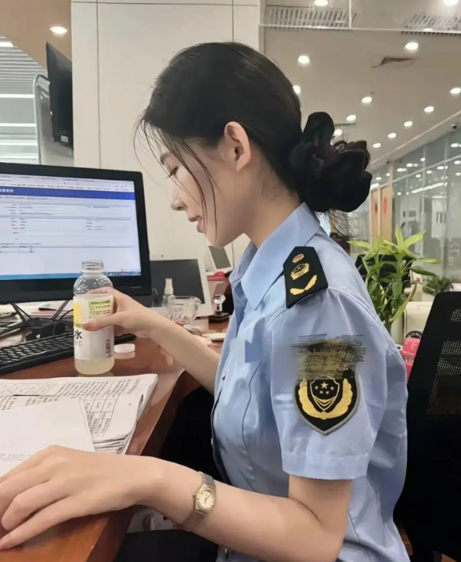 闺蜜上班工作照，你猜一猜是什么单位？