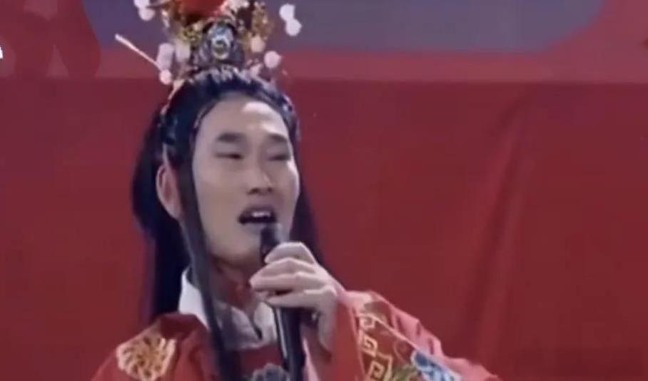 大衣哥朱之文又解锁新技能了！
这次他顶着贾宝玉的经典造型亮相，鬓角珠钗配金冠，红