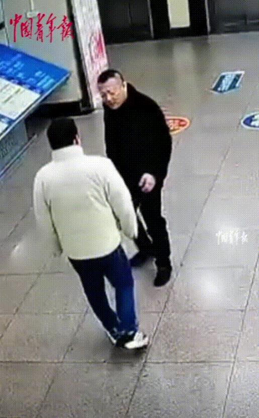 这个民警火了！12月25日，甘肃，一民警在医院看护住院家人时，与一名网上追逃嫌疑