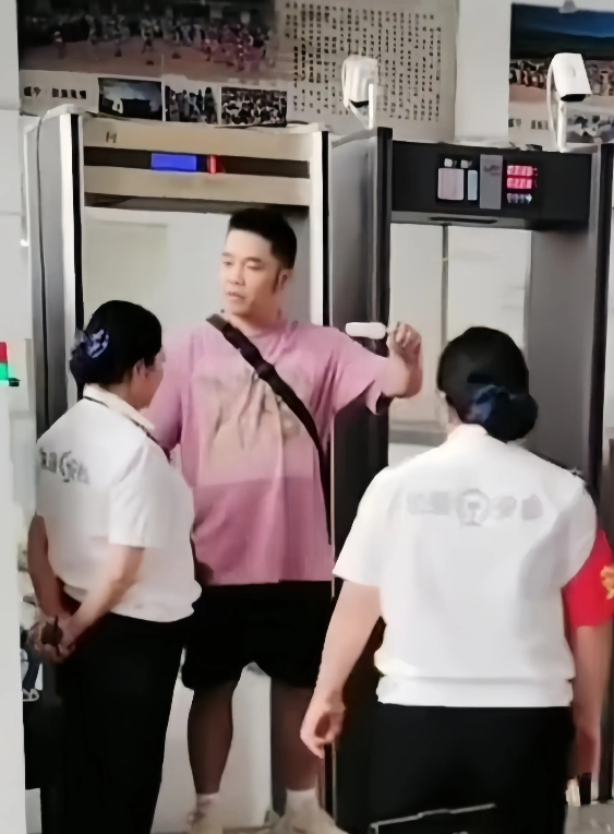 小伙吃了一半的冰棍被质疑不安全，必须过X光安检？路人一气之下录下视频，“红袖章”