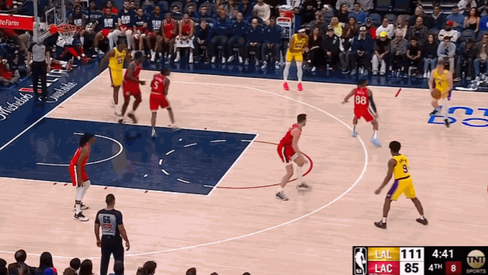布朗尼NBA生涯第一个三分球来了！

今天，湖人队早早的取得了超过20分的领先，