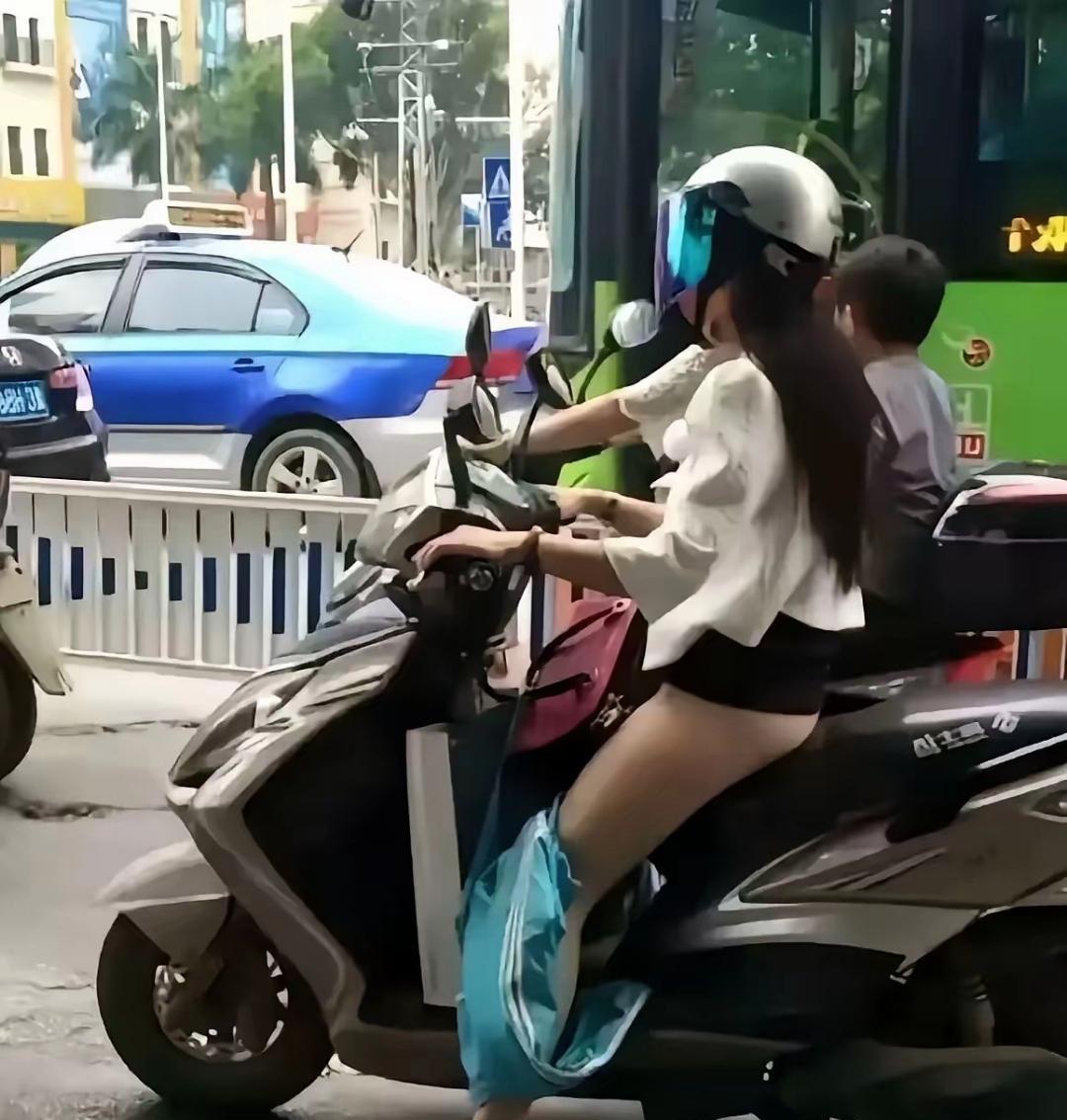 美女，现在是冬天，而不是夏天。还是得尊重一下天气的。要不然，会误导别人，感冒了怎