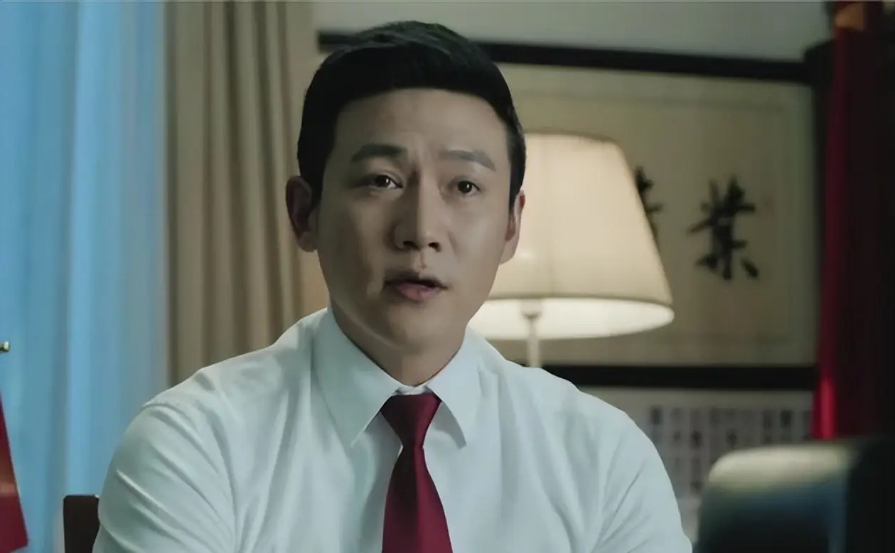 有一次主持人问陆毅：“他们说你拒绝出演《人名的名义》的原因是片酬太低，是真的吗？