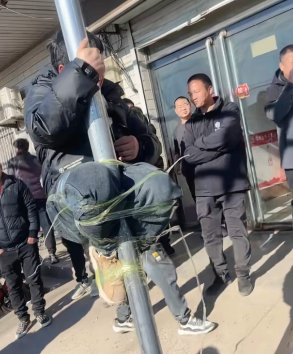河北出了个事儿，有个小偷偷东西被抓后，几个人把他绑在路边钢管上，周围群众还在看笑