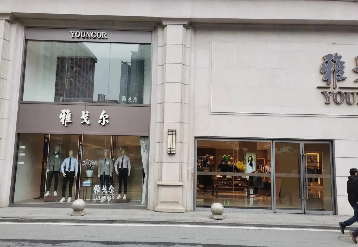 弄不懂这种店面怎么盈利的，这么大门面，一天到晚也看不见几个人去消费。