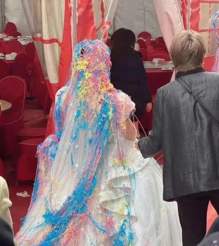 怪不得新娘全程黑着脸，原来是这样……这一天穿上最美的嫁衣，却被人喷成这样……