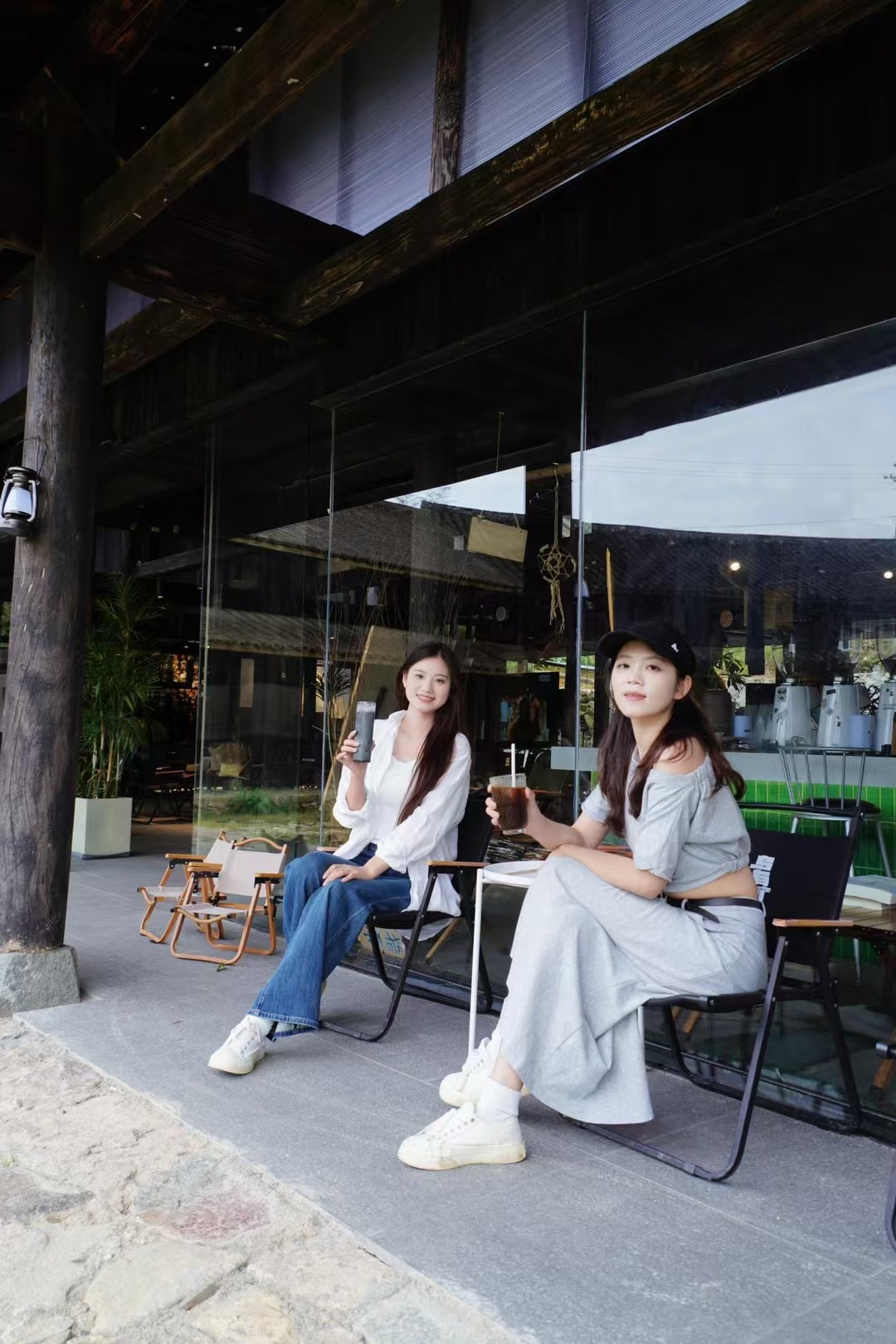 “每次走过这间咖啡屋，忍不住慢下了脚步……芳香的咖啡飘满小屋，对你的情感依然如故