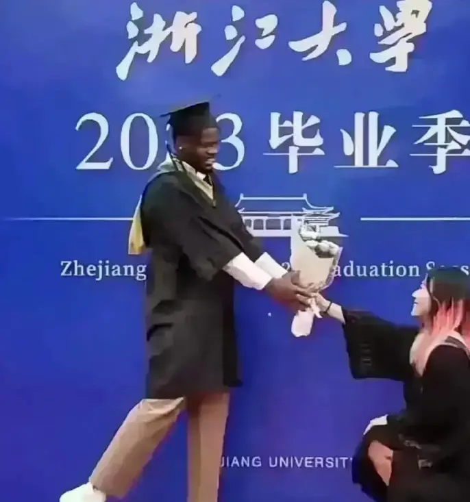 不知这位下跪向小黑求婚的浙大高材生，现在咋样了？