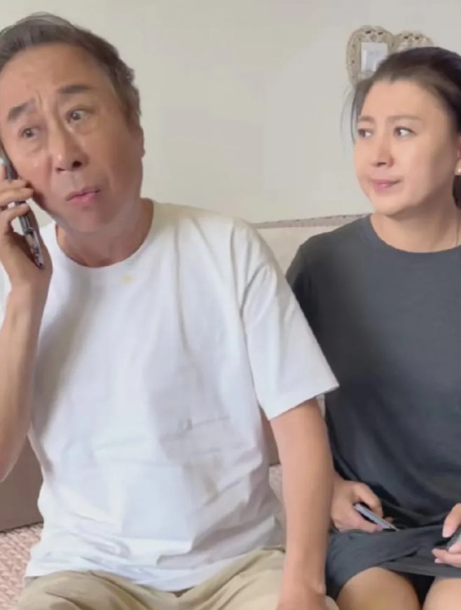 冯巩这次又惹争议了！因为昨天冯巩在重庆出席了，某富豪商会会长儿子的婚礼，还在台上