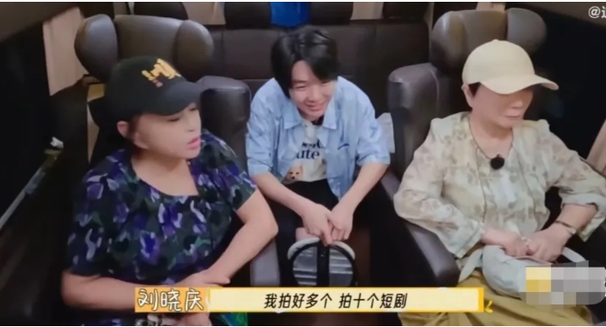 《一路繁花》中刘晓庆看着蔡明说道：“等我回北京后，准备拍摄短剧，到请你们来参演，