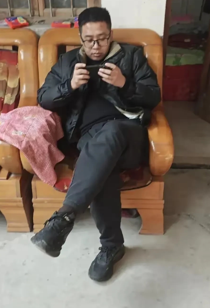 大年初二，邻居家的三个女婿全来了。我妈说，那是八仙过海，各显神通的时候。
大女婿