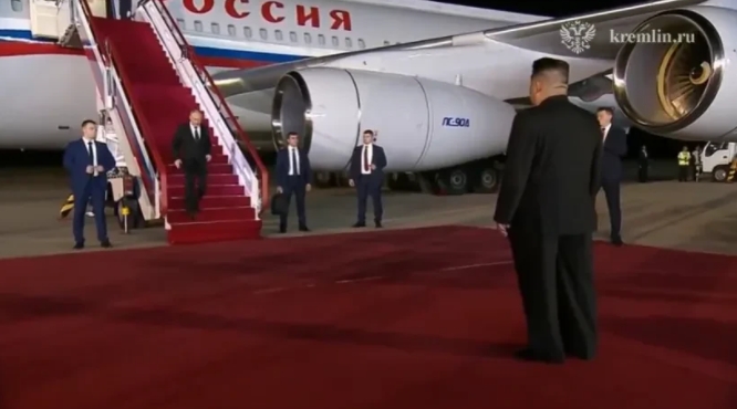 普京访问朝，一个细节。下飞机普京先伸手握手，金正恩主动去搂普京，最后俩人上了同一