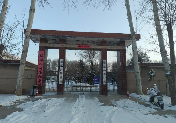这是一个因酒驾而被拘留的人的故事，讲述了他的遭遇和在拘留所的经历。

1. 酒驾
