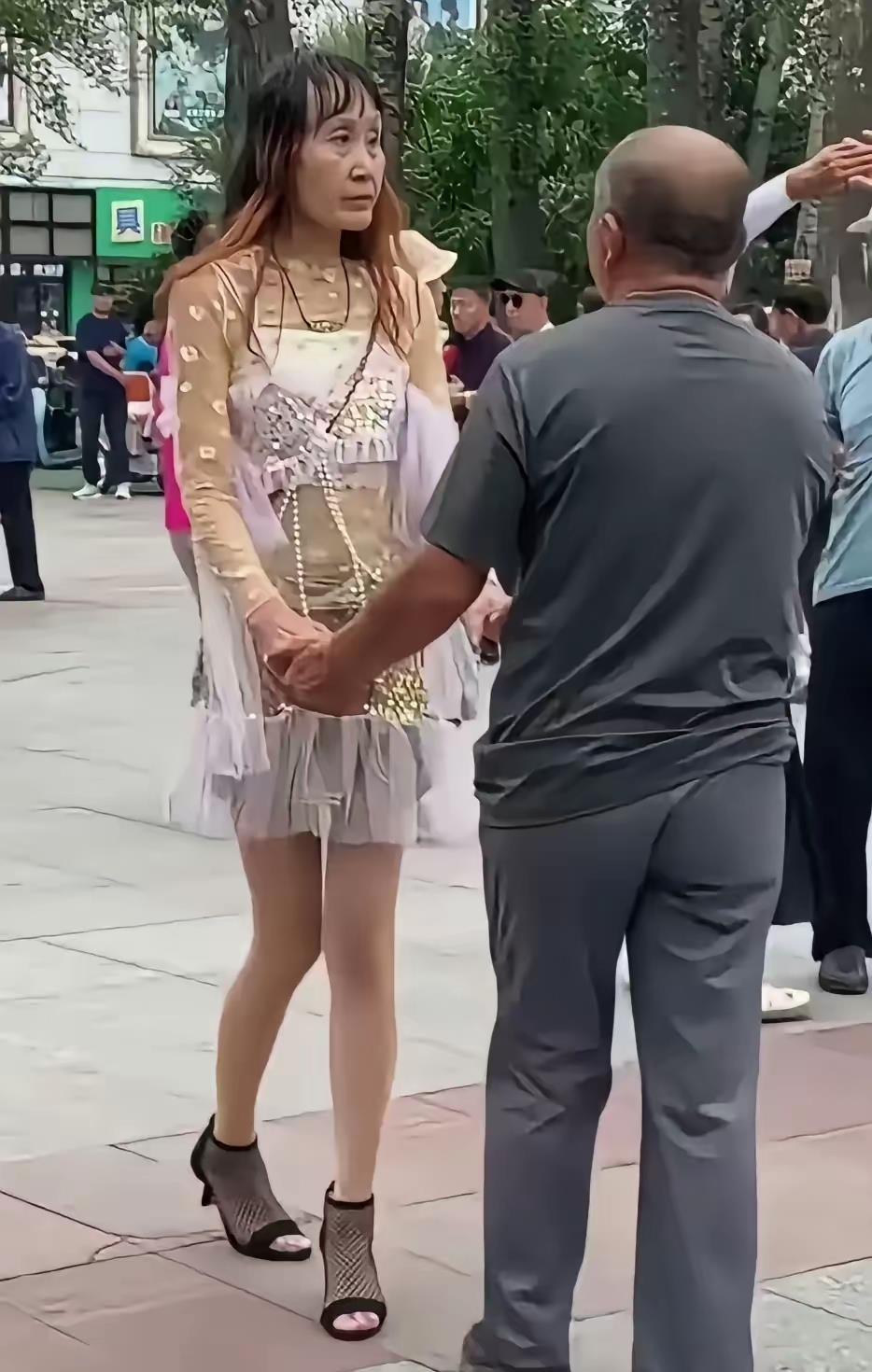 什么年纪就穿什么样的衣服，一点都不让子女省心！哈哈哈哈！[开怀大笑]