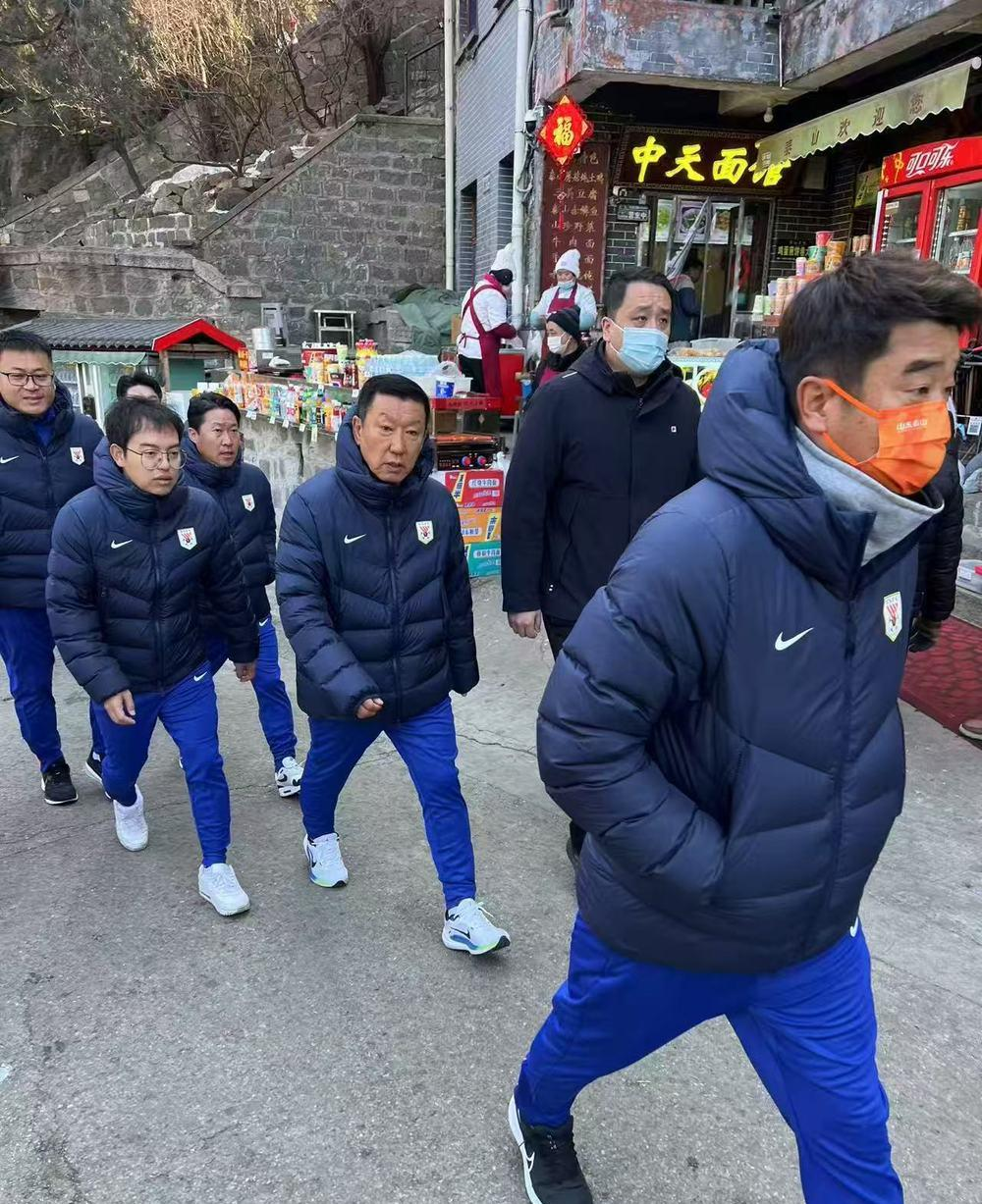 
 
 
2月15日清晨的泰山脚下格外热闹。山东泰山队全体队员乘坐缆车直达半山腰