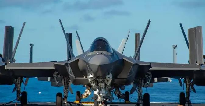 “超强王牌” 歼-35A 在珠海航展惊艳亮相后，美媒承认“抄袭 F-35”是无稽
