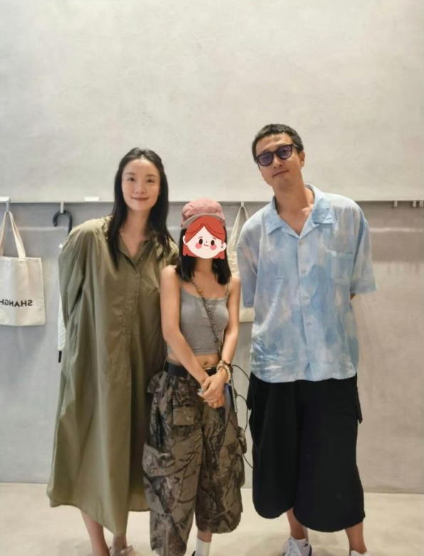 6月18日，有网友在上海逛街时偶遇演员王传君，当天他与妻子齐溪一起出门逛街，夫妻