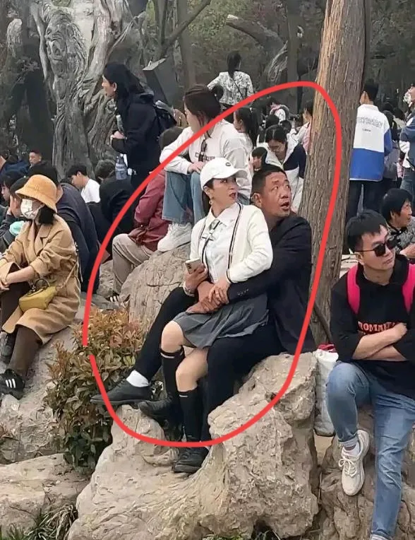 是不是夫妻不知道，但肯定是情侣了