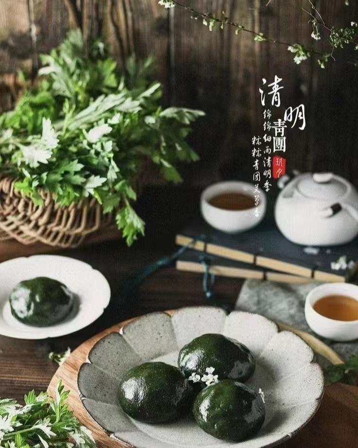 今年的清明节一反常态，天晴气爽的。早上起床，兄弟姊妹一起去巍山公墓给老母亲扫墓祭