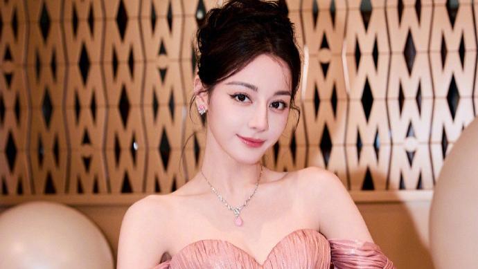 迪丽热巴再登《时尚芭莎》金九封面，公主造型经验全场，神颜依旧