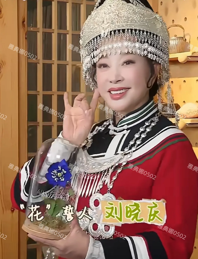 不服不行，74岁的刘晓庆确实年轻，皮肤好身材也匀称，她录综艺不用坐轮椅也不用拄拐