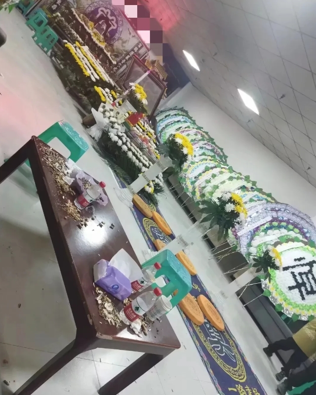 上个月，我丈母娘去世了。亲身经历来说说殡仪馆的收费套路。

走的当天晚上，就联系