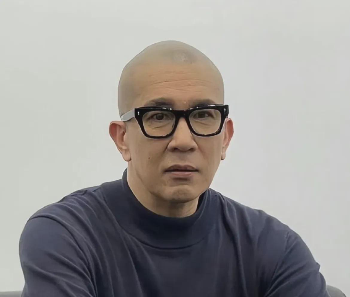  
 
没有血缘关系却坚持留在豪宅里 
这背后似乎另有打算 
 
两人至今没有共