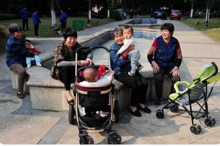 不带孩子的老人就是败家？
天哪，这种论调怎么可以说得这么理直气壮，父母到底欠了子