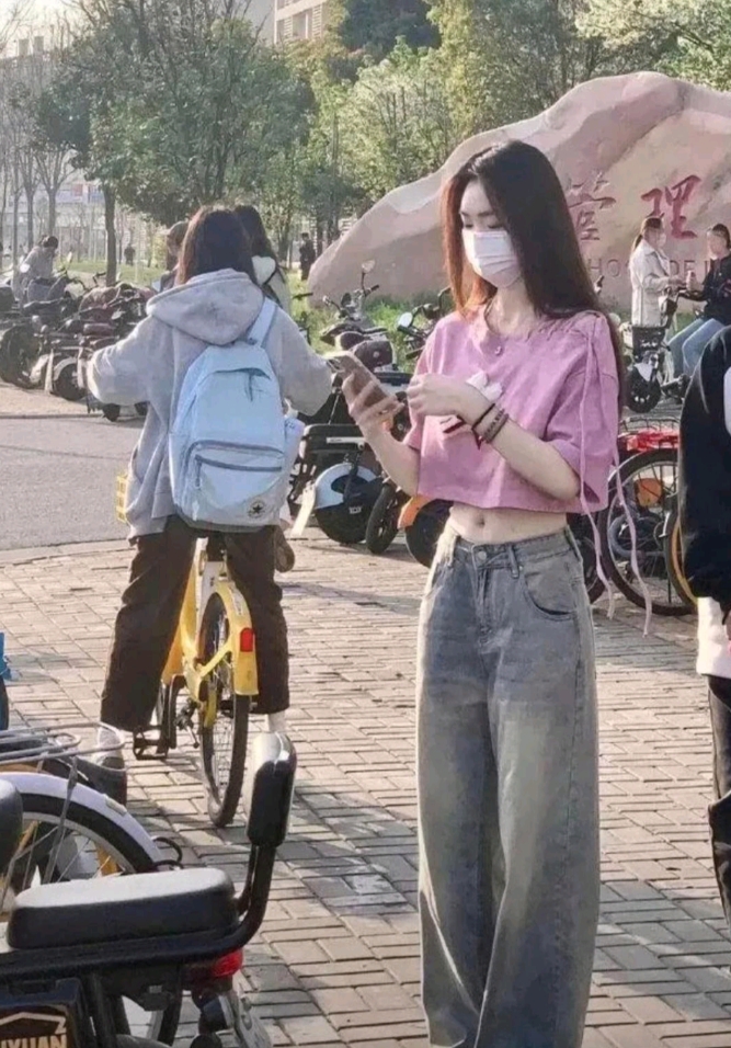 哎呀，突然想到个事儿，穿成这样，心里直犯嘀咕，会不会伤胃呀？真愁人！感觉这穿着选