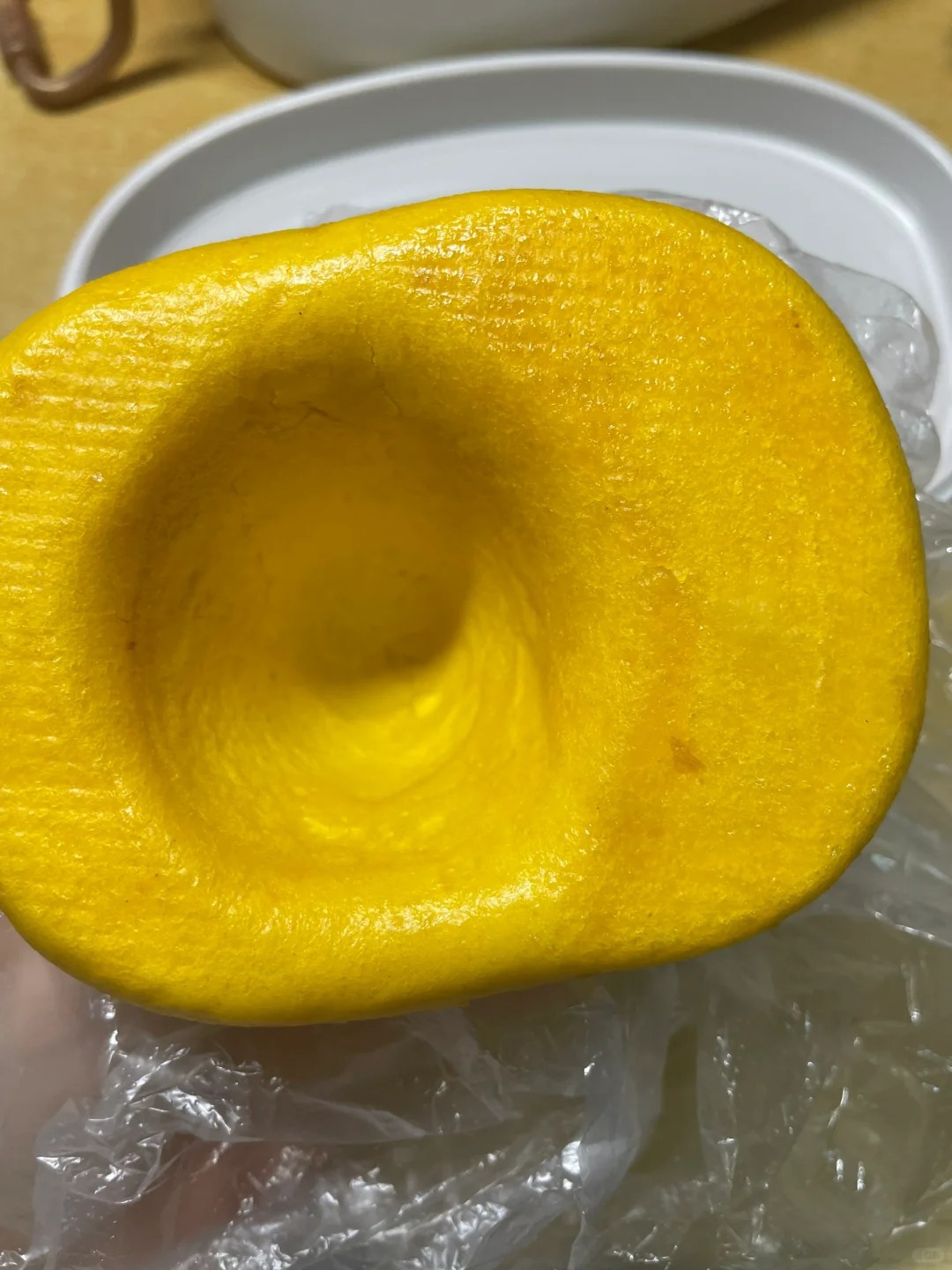 大学生居然会为了一个馒头而破防
在学校食堂买了一个窝窝头，买之前以为1.5，买之
