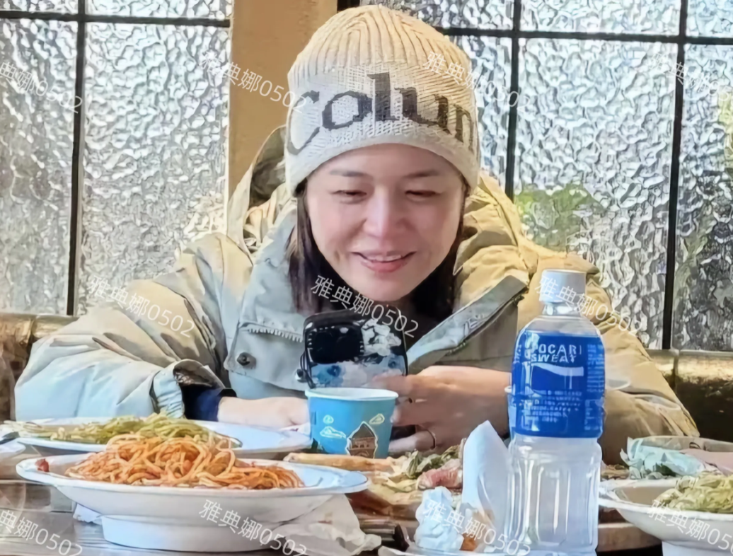 陈妍希离婚后带着儿子滑雪，41岁的她很年轻，皮肤白皙五官秀气素颜也很清纯美丽，笑