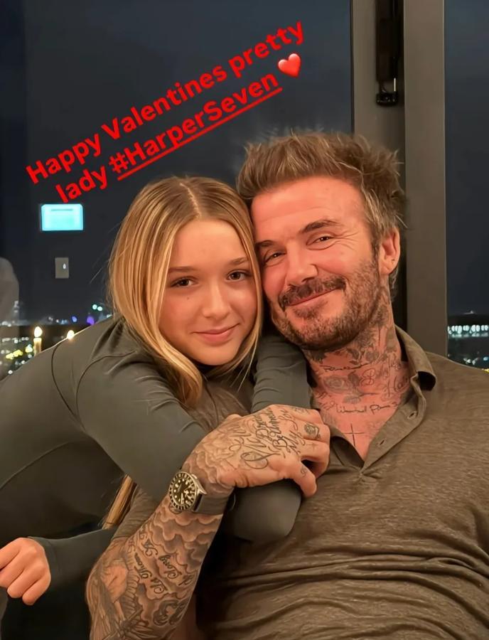情人节的贝克汉姆，晒出了老婆和女儿的合照！

跟辣妹，老夫老妻了，还秀恩爱！
