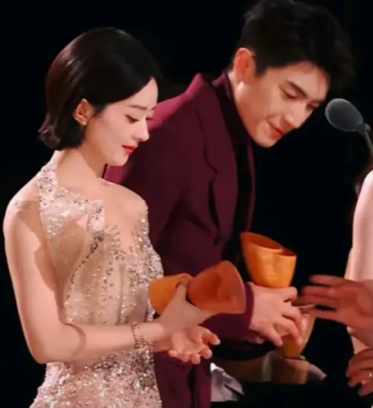 林更新赵丽颖三搭！
林更新谁能不能三搭得看赵丽颖，赵丽颖接触的戏都排到27年了，