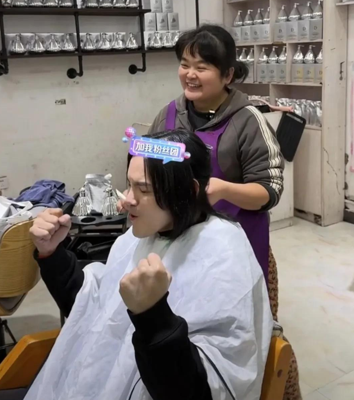 12月9日晚，向佐在湖南怀化李晓华的理发店进行理发直播，吸引大量关注。然而，直播