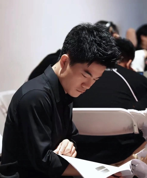 与辉同行（北京）科技有限公司时隔几天再一次发生工商变更，董宇辉老师由执行董事、经