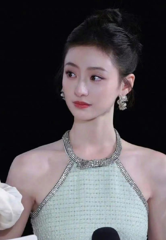 胡连馨好像看到了景甜，她怎么这么受欢迎呢