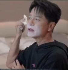 李克勤擦口红这段