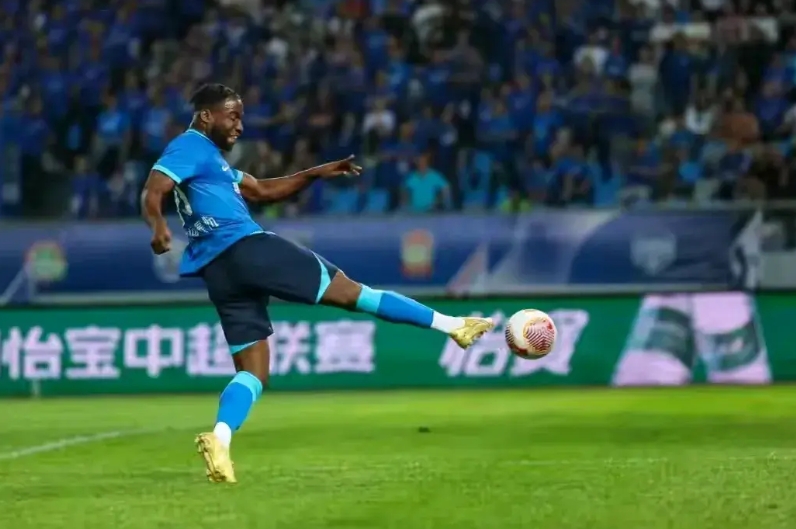 前锋奥斯卡来了，和张玉宁搭档首发，这回中国男足不缺射手了。
第一，据报道，前河北