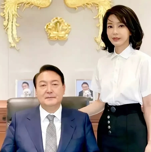 尹大统领曾干了28年检察官，抓了数不清的贪官污吏，甚至把前总统朴槿惠李明博送进监