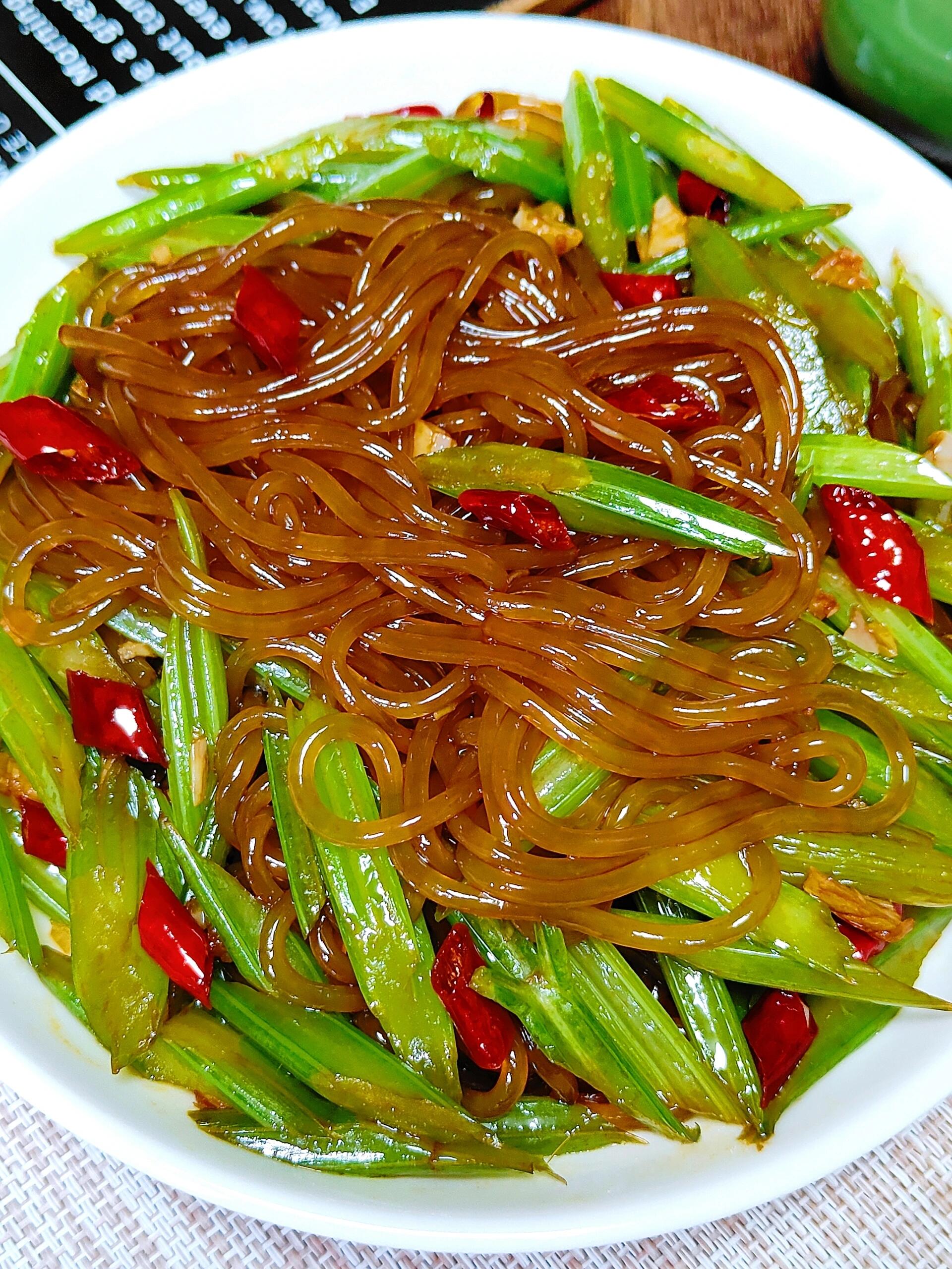 芹菜炒粉条太绝了，巨巨巨下饭