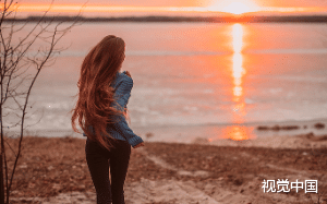 他想妻子贤惠，又想情人活泼，所以我准备丢了他