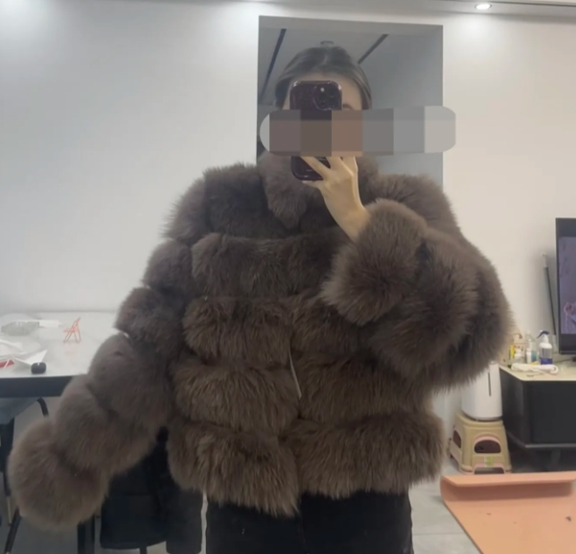 我大姑子姐，打折买的皮草，回到家怎么看都别扭。我听孩子说他们商量让我接盘，现在讨