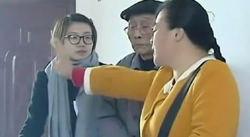 湖南一大爷，在20年前不顾家人反对，领回来一个小他20岁的女人，两人公开同居，妻