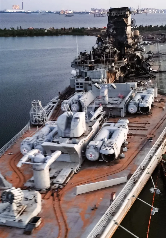 8月16日明斯克号航母在改造过程中突然起火，现场浓烟滚滚，大火一直持续到晚上都没