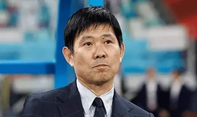 日本主教练森保一，在采访中提到了中国队将场地变窄了1.5米