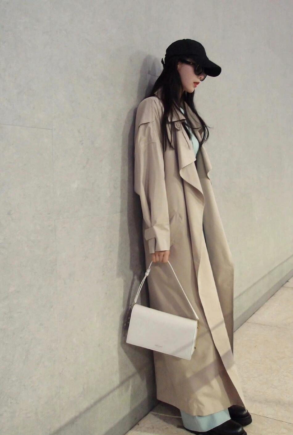 刘诗诗穿浅卡期色长风衣又飒又美