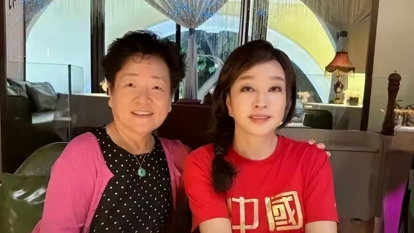 73岁刘晓庆与同龄校友合照，穿红T恤却意外显年轻，看着像隔辈人
