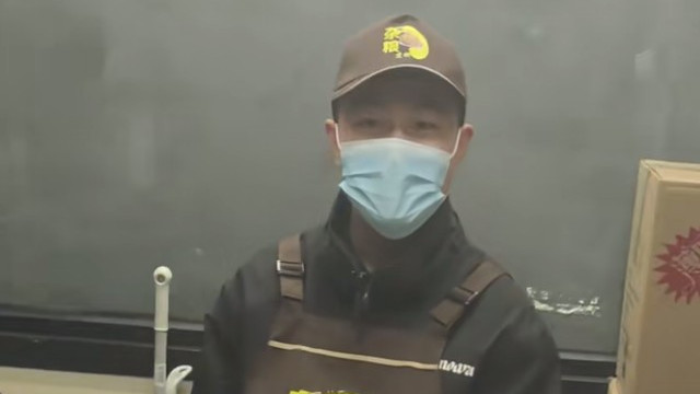 便衣警察摊煎饼掩护身份，却被网友一眼识破：这绝对是有任务在身