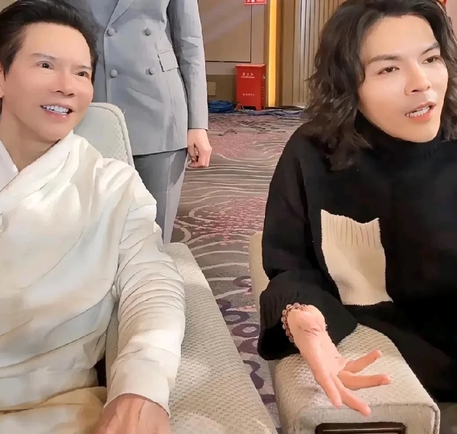 “隔代亲”
  向华强和向太在直播间聊天，向太说：“只要向华强休息，任何人打来的