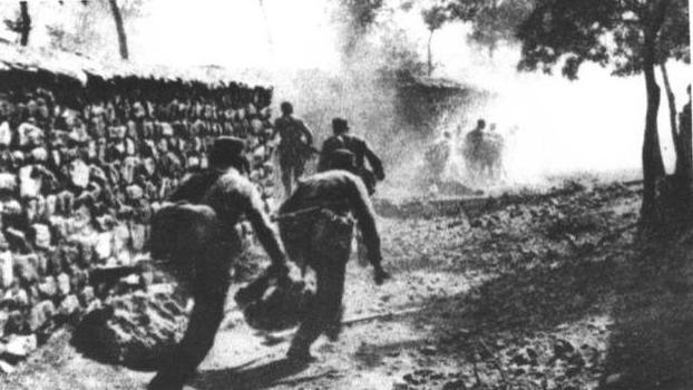 血战上海，一个营只剩20人，炊事员做饭无人吃，放声大哭